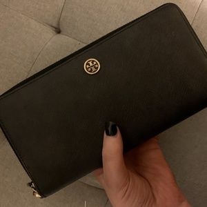 Tory Burch Wallet- Robinson Zip Continental Wallet